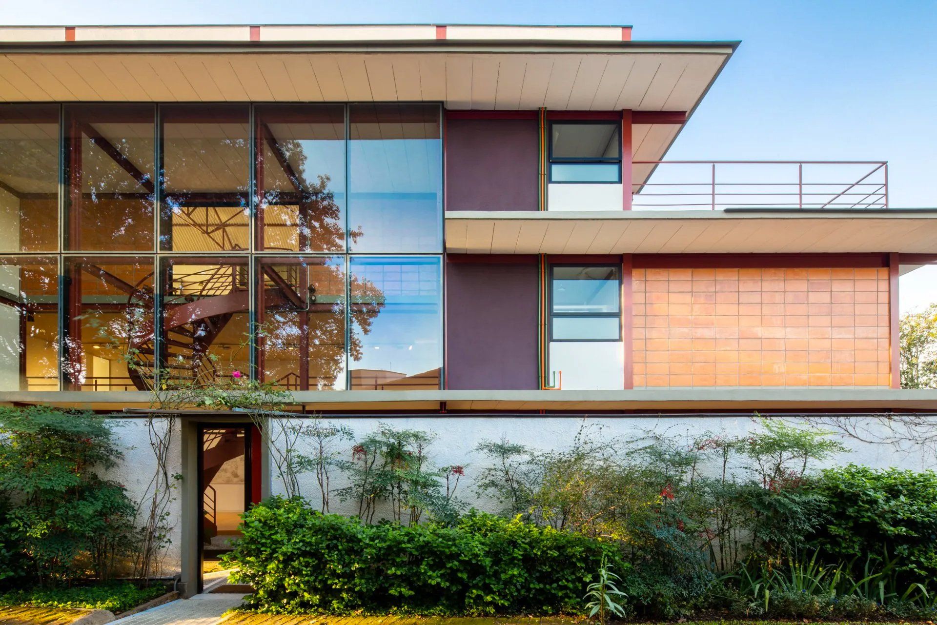 Uma casa grande com muitas janelas e varanda