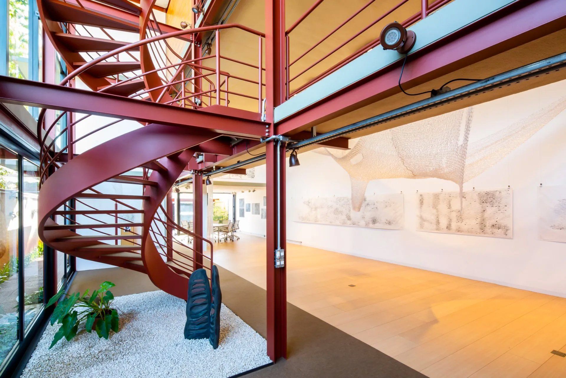 Há uma escada em espiral no meio da sala.