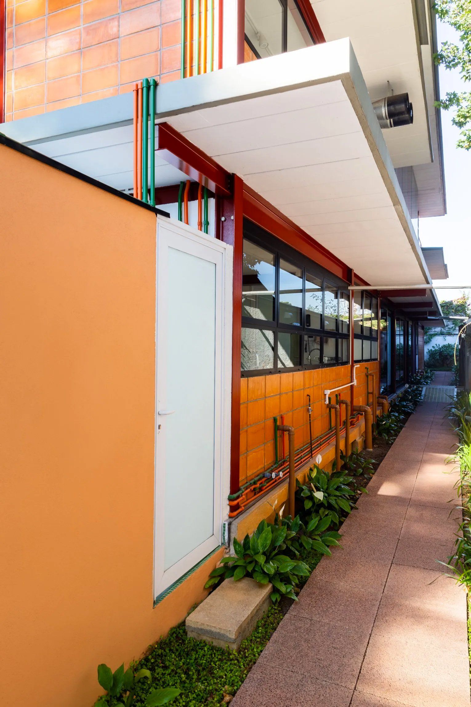 Um prédio com uma passarela que leva até ele