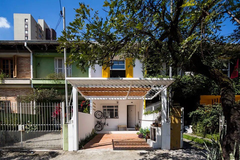 A frente de uma casa com uma janela amarela