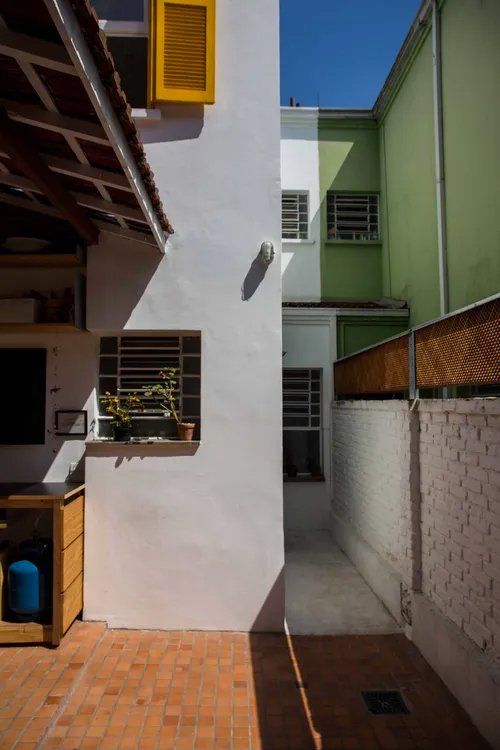 Há um beco estreito entre dois edifícios.