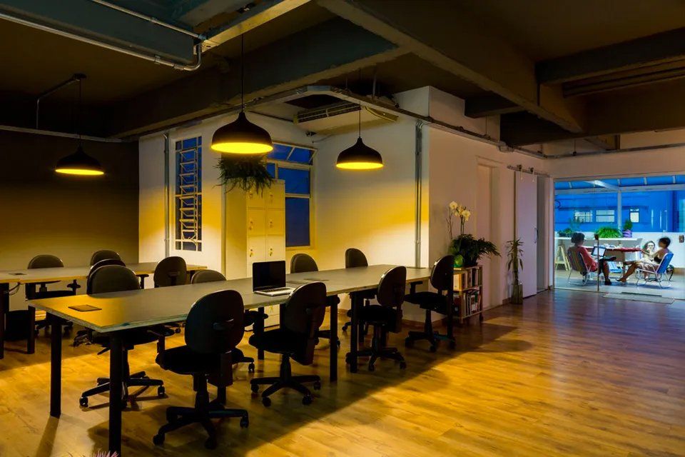 Há muitas mesas e cadeiras nesta sala.