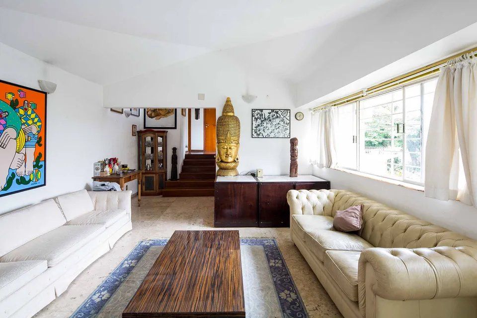 Uma sala de estar com dois sofás e uma mesa de centro