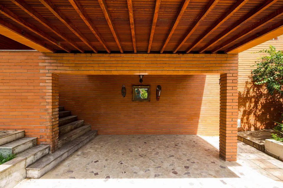 Um prédio de tijolos com telhado de madeira e escadas que levam até ele.