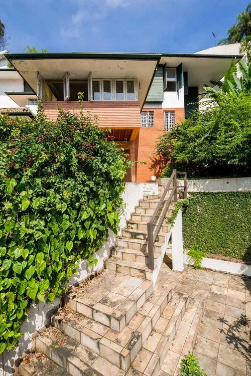 Há escadas que levam à frente de uma casa.