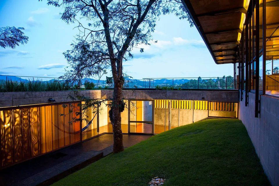 Uma casa com uma árvore no meio