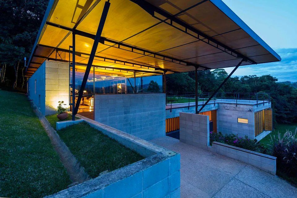 Uma casa com telhado coberto com lona