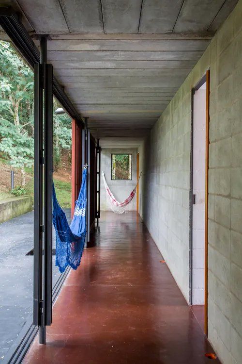 Um longo corredor com uma rede pendurada no teto.