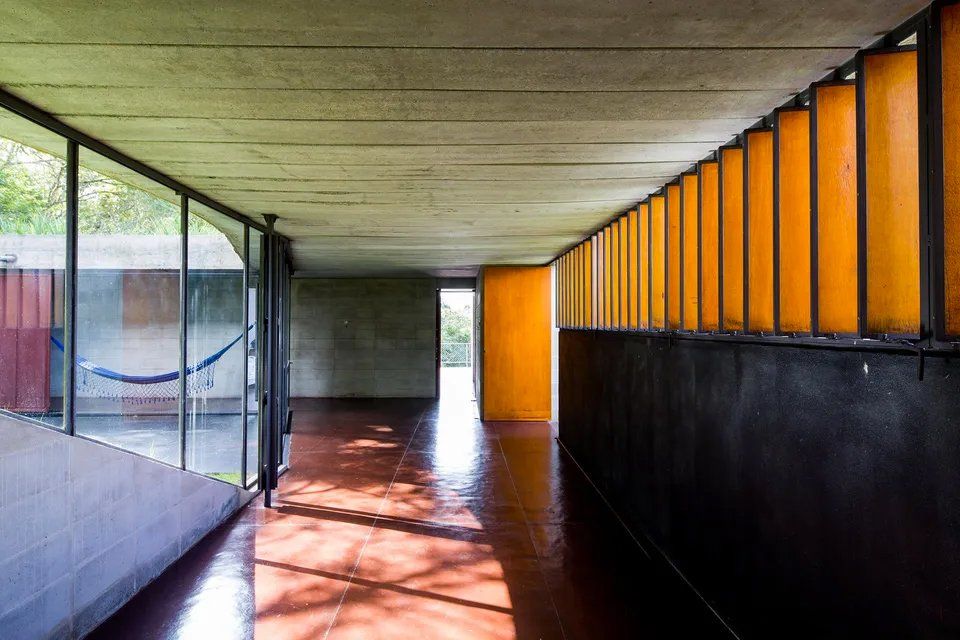 Um longo corredor com uma rede no meio.