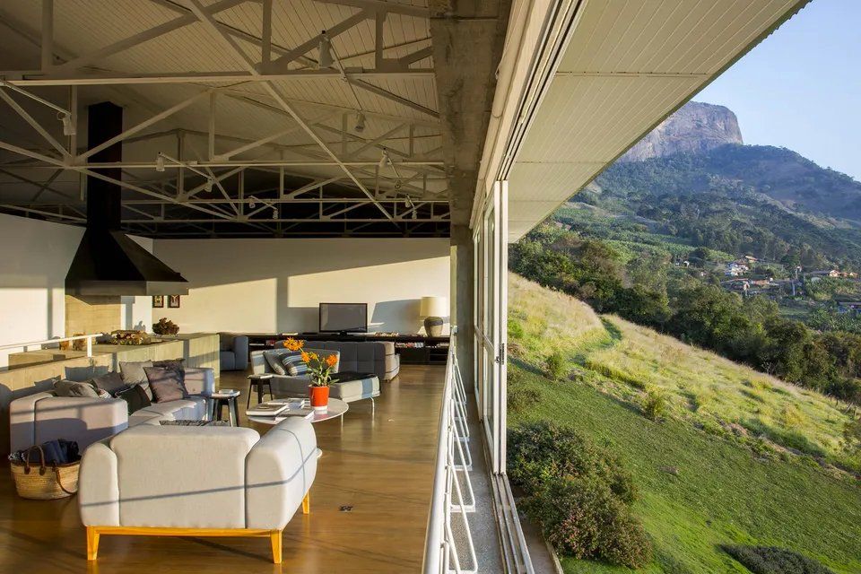 Uma sala de estar com vista para uma montanha.