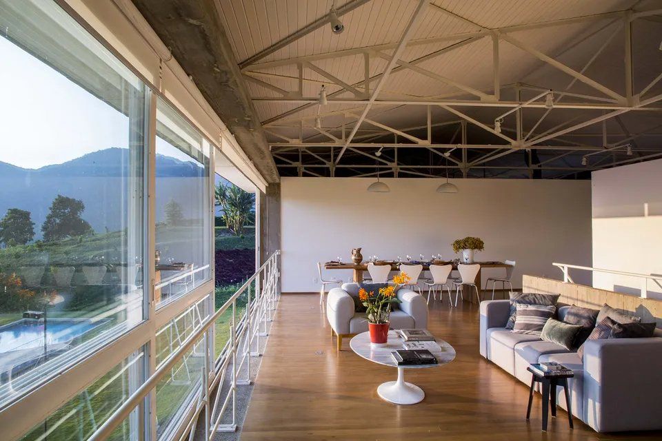 Uma sala cheia de móveis e uma mesa com um vaso de flores.