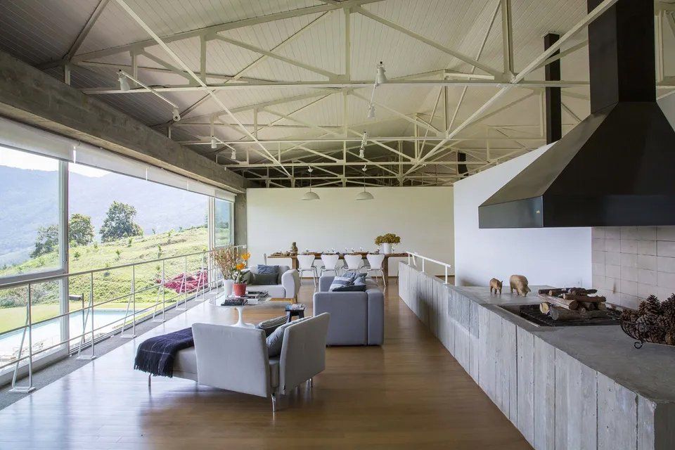 Uma sala com muitos móveis e lareira.