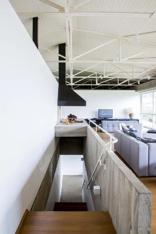 Escadas que levam a uma sala de estar em uma casa