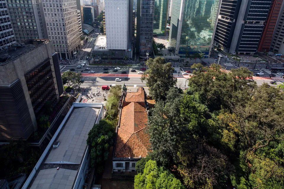 Uma vista aérea de uma cidade com edifícios e árvores