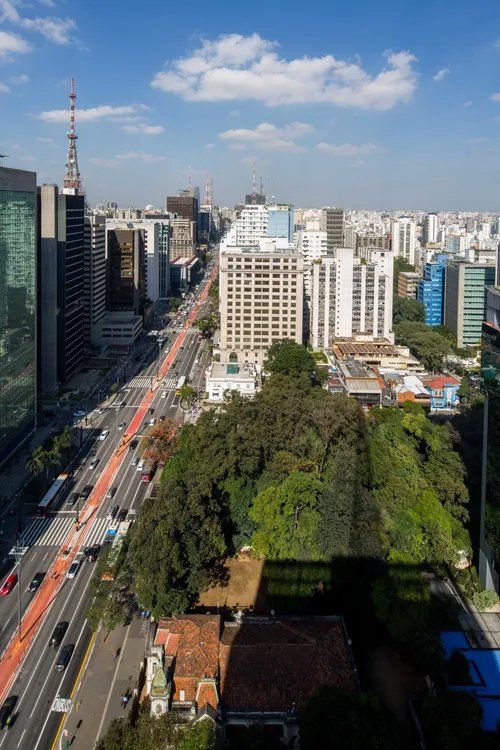 Uma vista aérea de uma cidade com muitos edifícios e árvores.