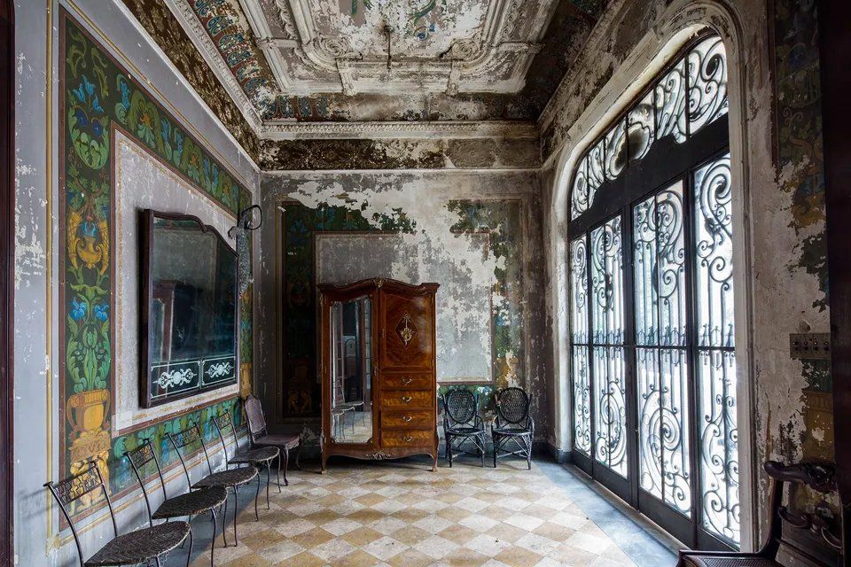 Uma sala grande com muitas janelas e móveis.