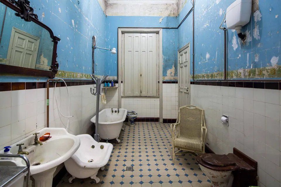 Um banheiro com banheira, pia, vaso sanitário e espelho.