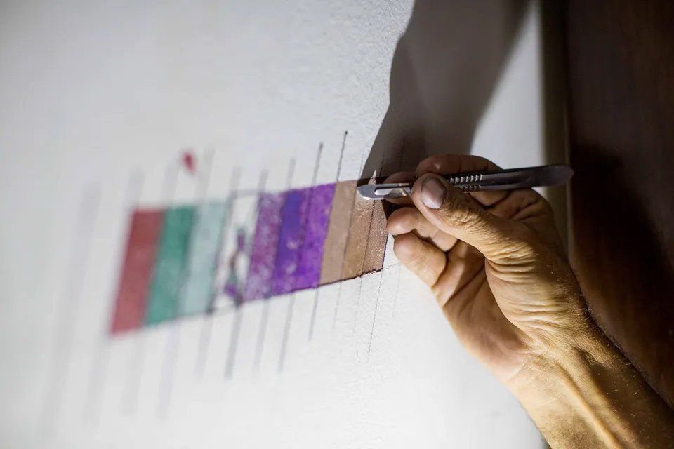 Uma pessoa está segurando uma caneta e desenhando em um pedaço de papel.