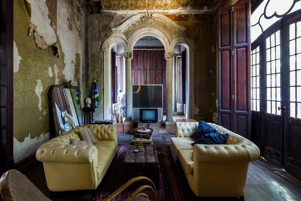 Uma sala cheia de móveis e uma televisão.