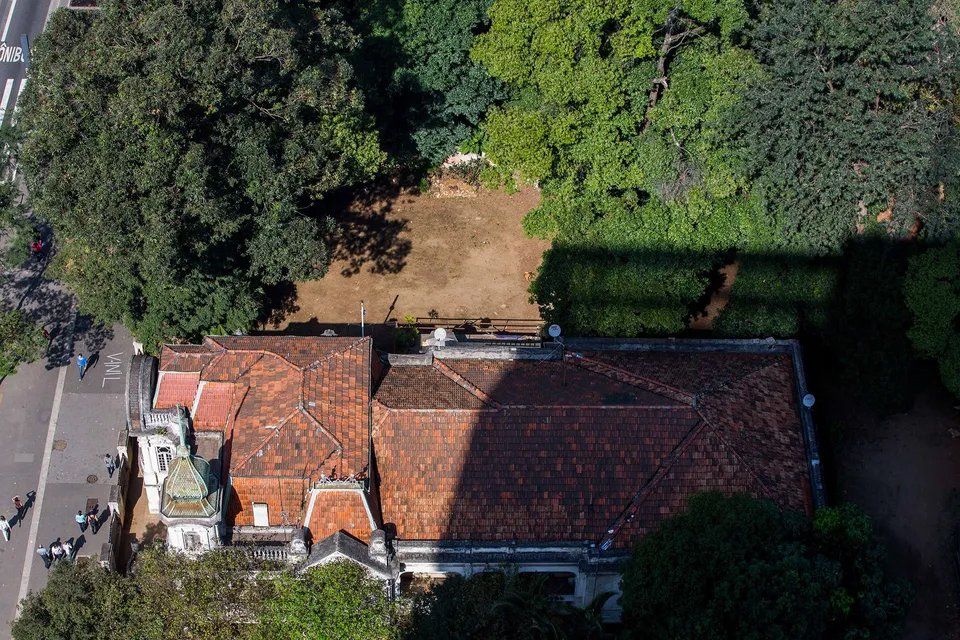 Uma vista aérea de uma casa cercada por árvores