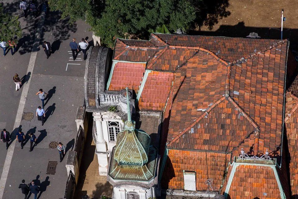 Uma vista aérea de um edifício com telhado de telhas vermelhas