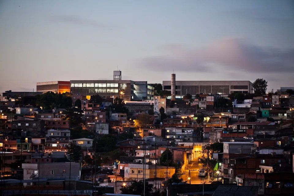 Uma cidade à noite com muitos edifícios e árvores