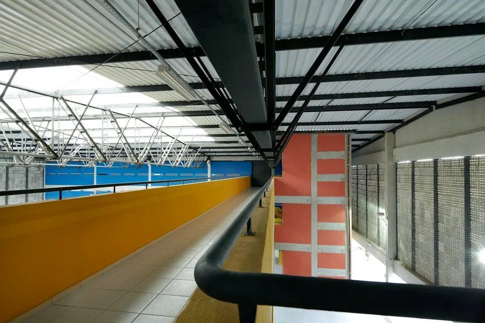 Um corredor muito longo com uma parede vermelha e amarela