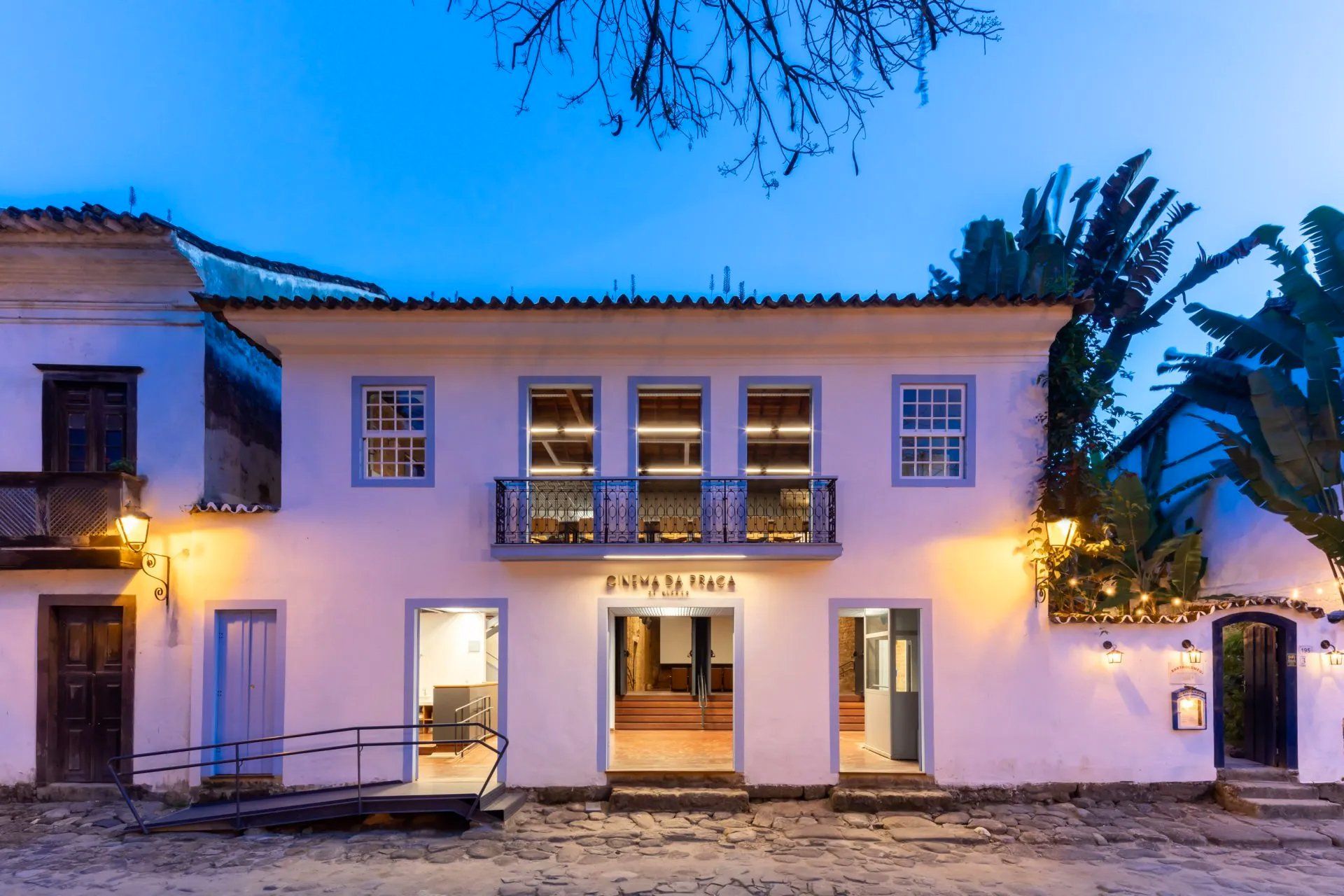 Um grande edifício branco com uma rampa para deficientes físicos na frente dele