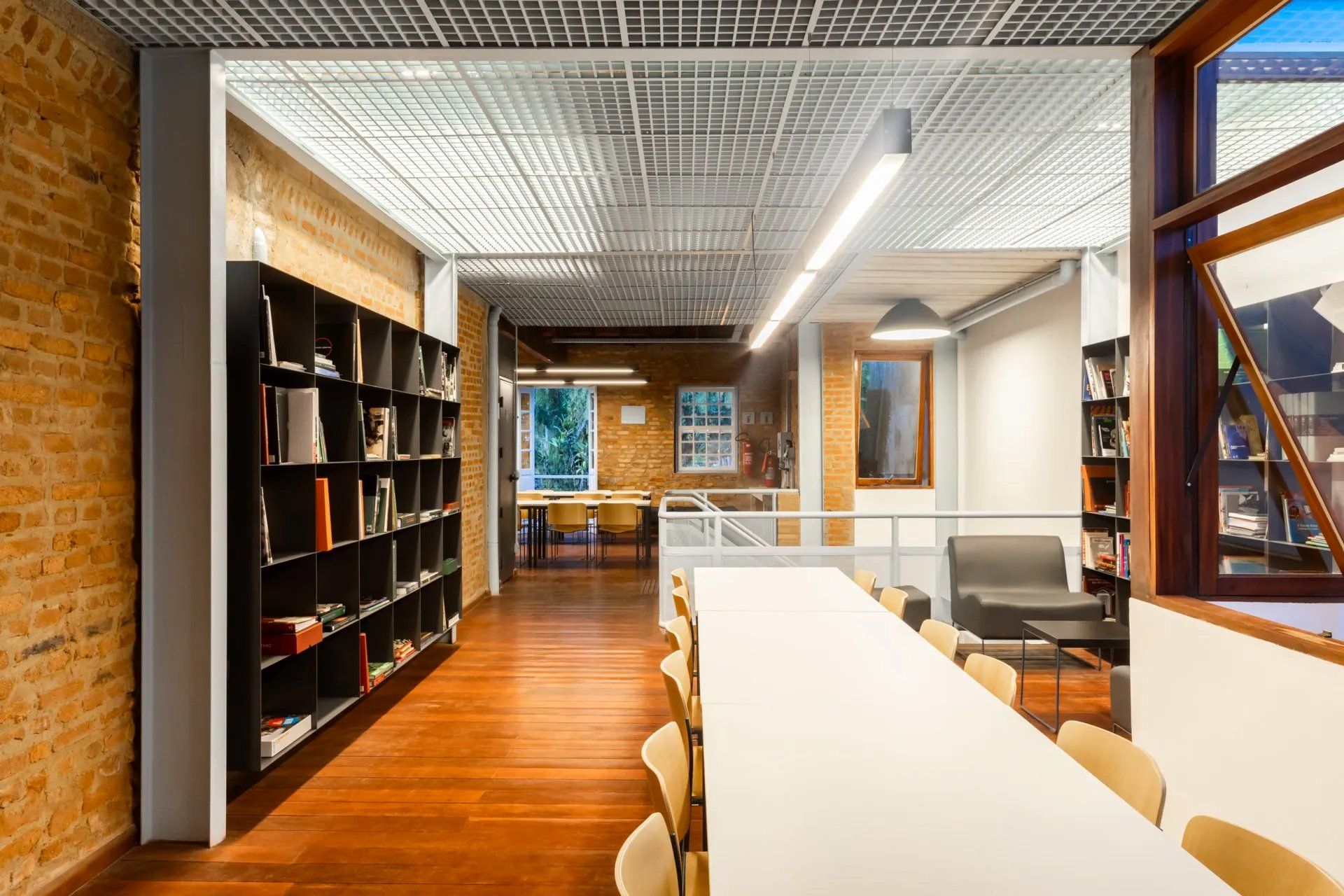 Há uma longa mesa no meio da sala.