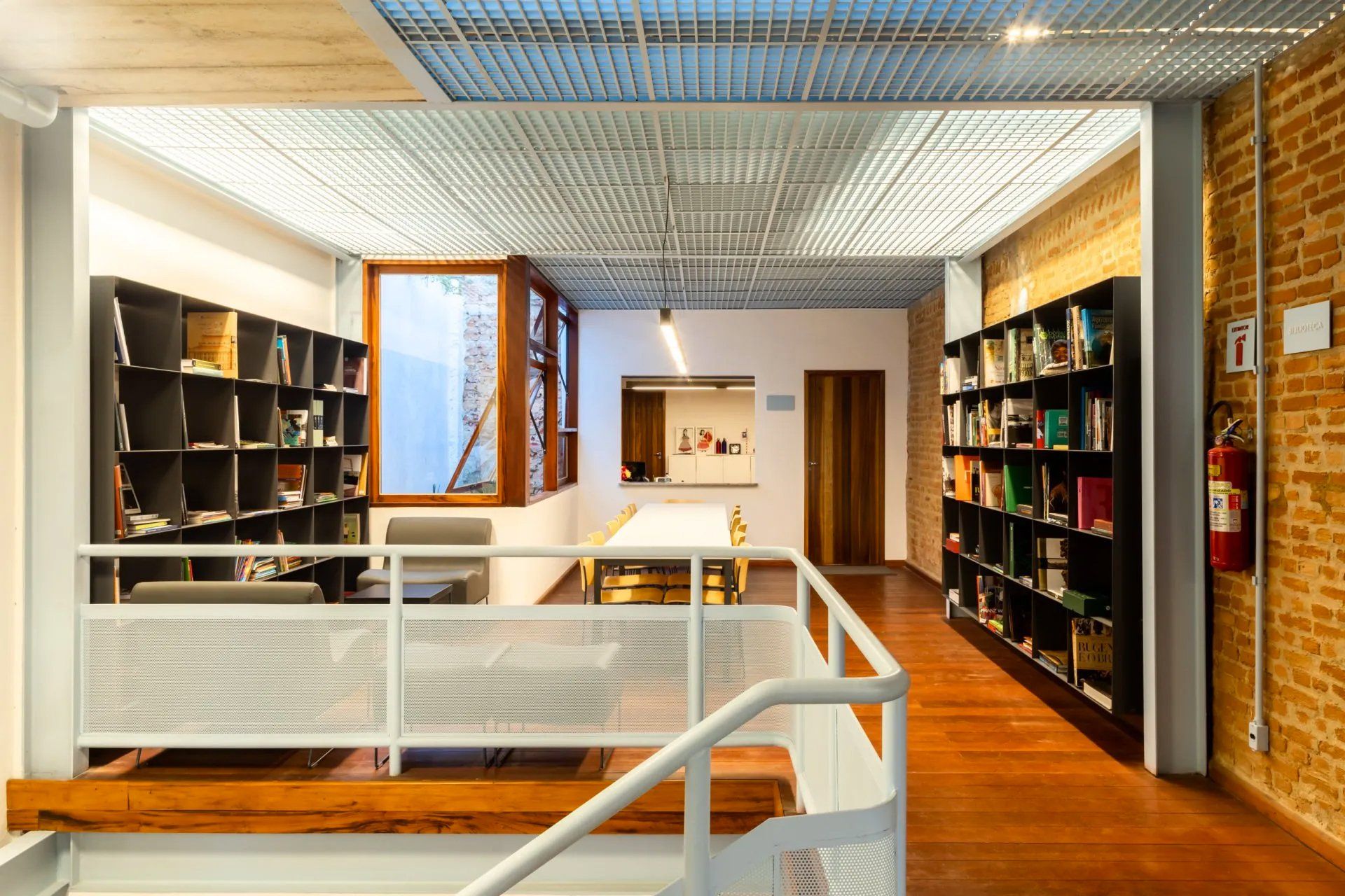 Há um extintor de incêndio na parede no meio da sala.