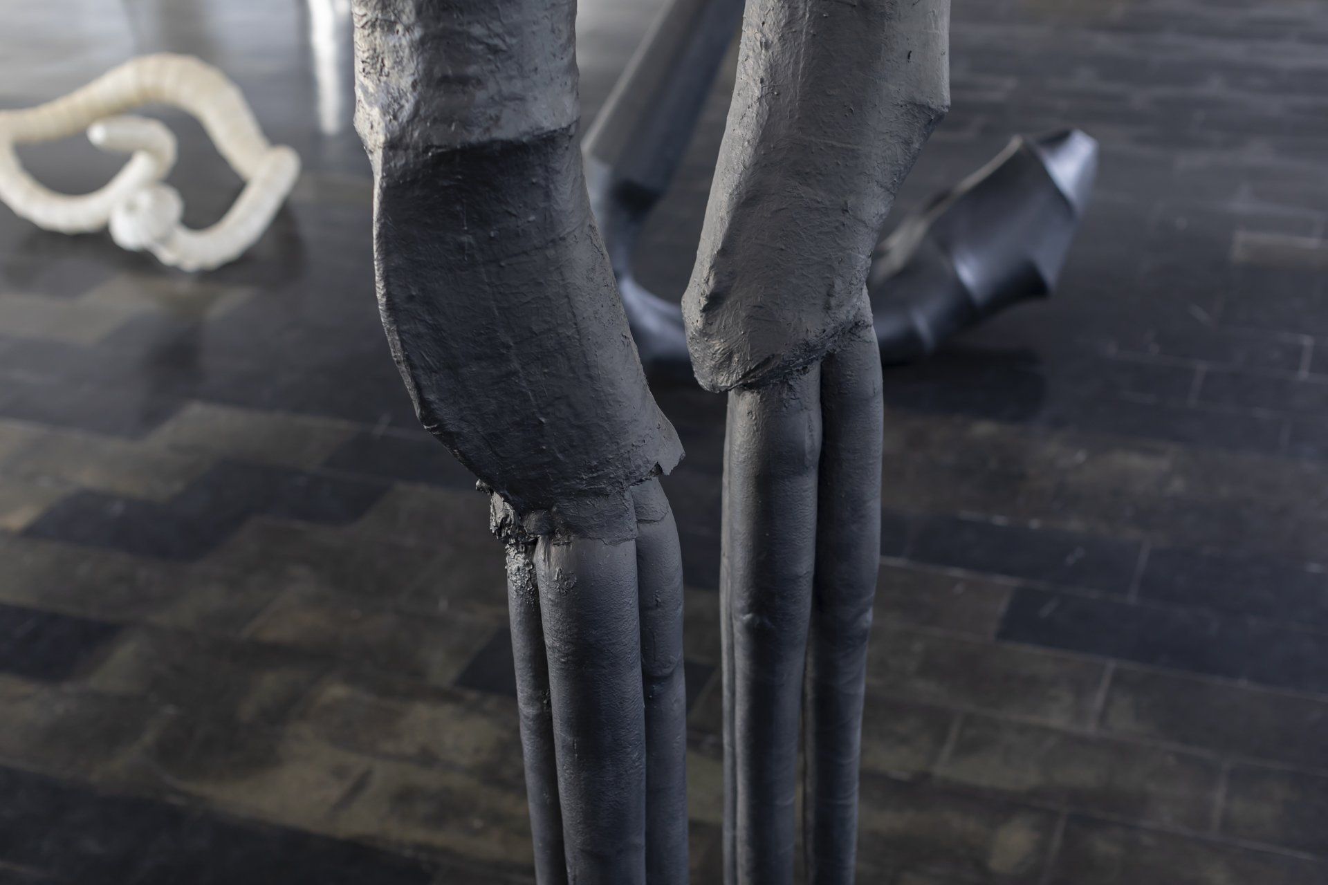 Um close de uma escultura em um piso de madeira