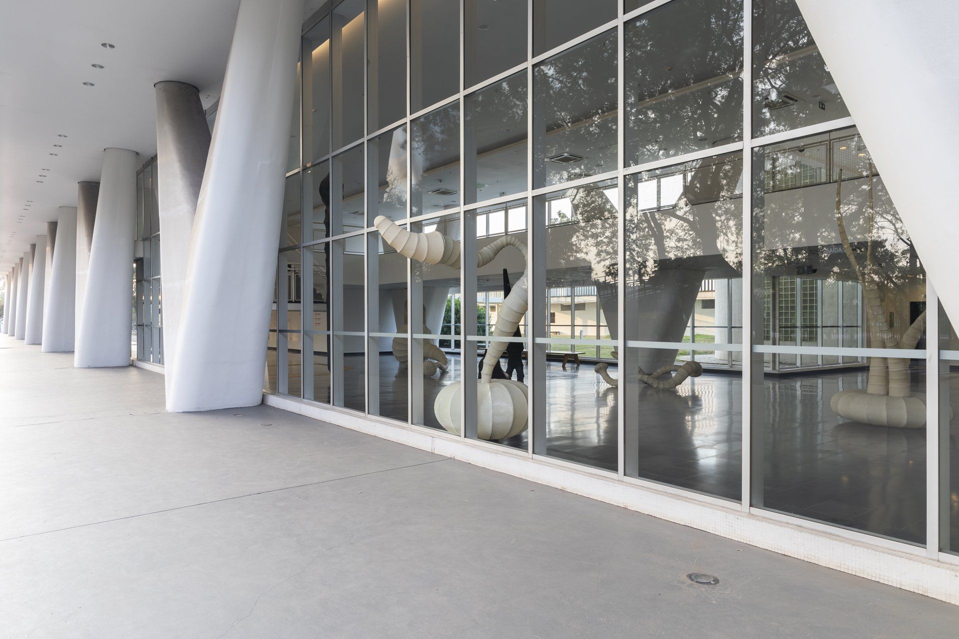 Um grande edifício com muitas janelas e colunas.