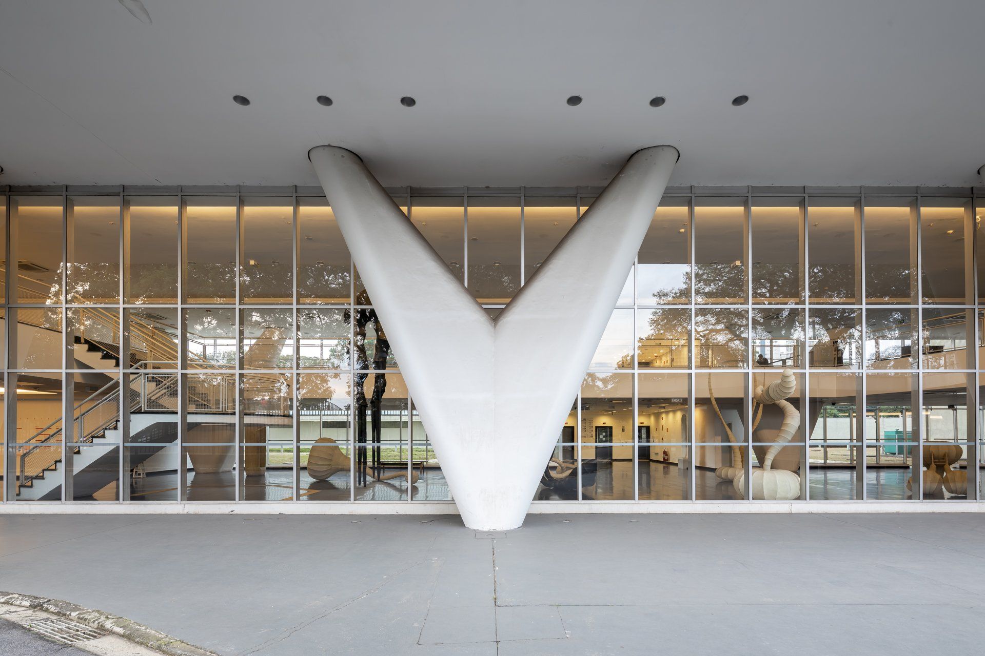 Um grande edifício com um grande v na lateral.