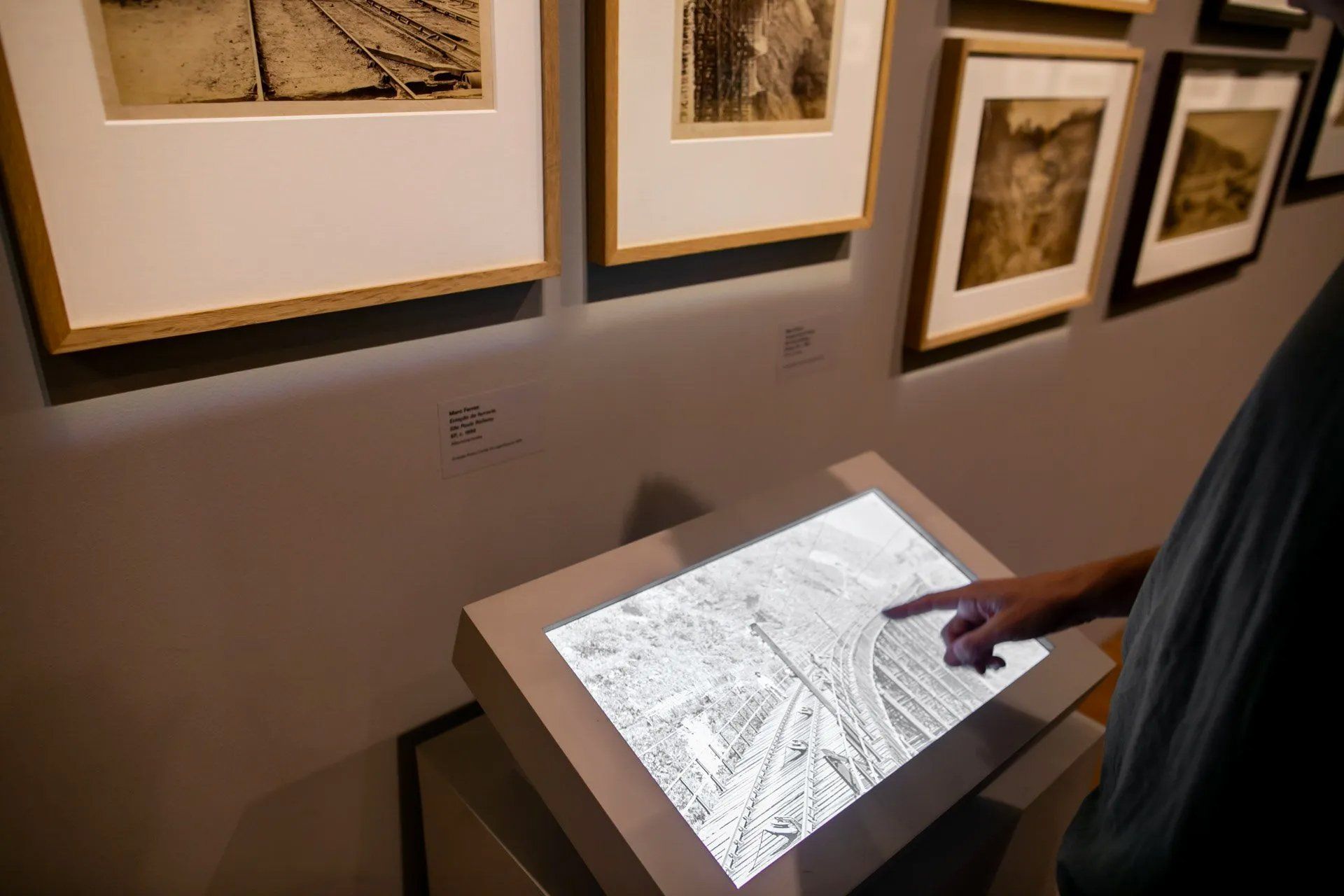 Uma pessoa está apontando para uma tela em um museu