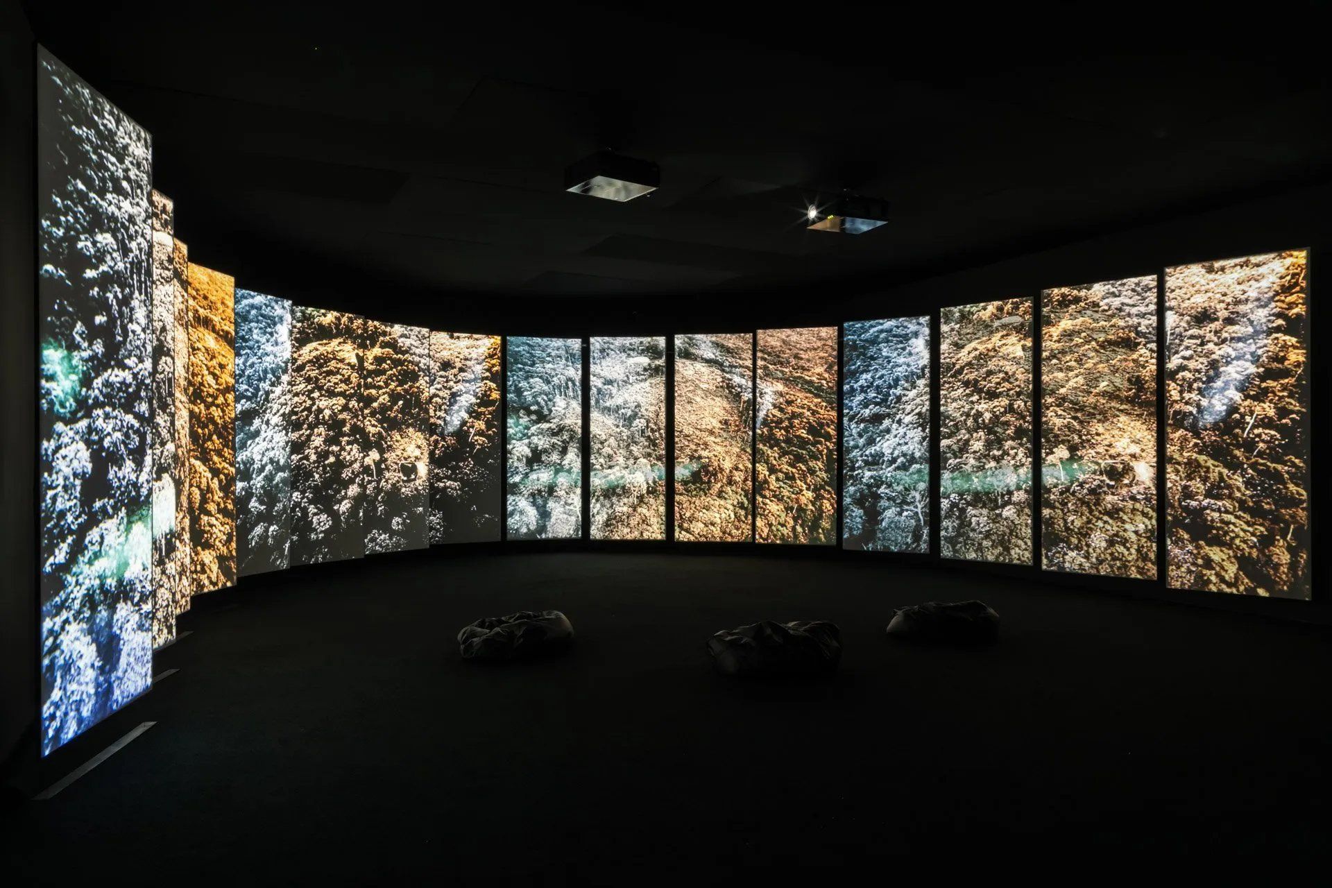 Uma sala com muitas telas na parede.