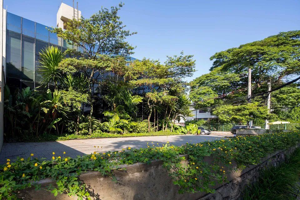 Um prédio com muitas janelas e árvores na frente.