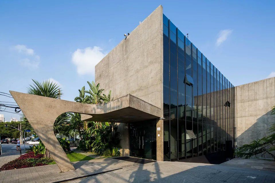 Um grande edifício de concreto com muitas janelas em um dia ensolarado.