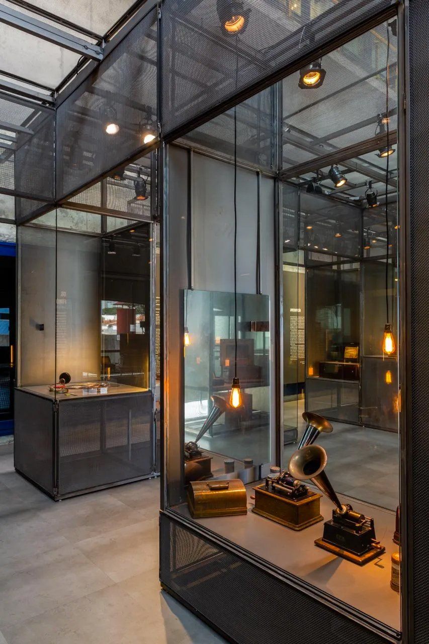 Uma sala com muitas paredes de vidro e um espelho.