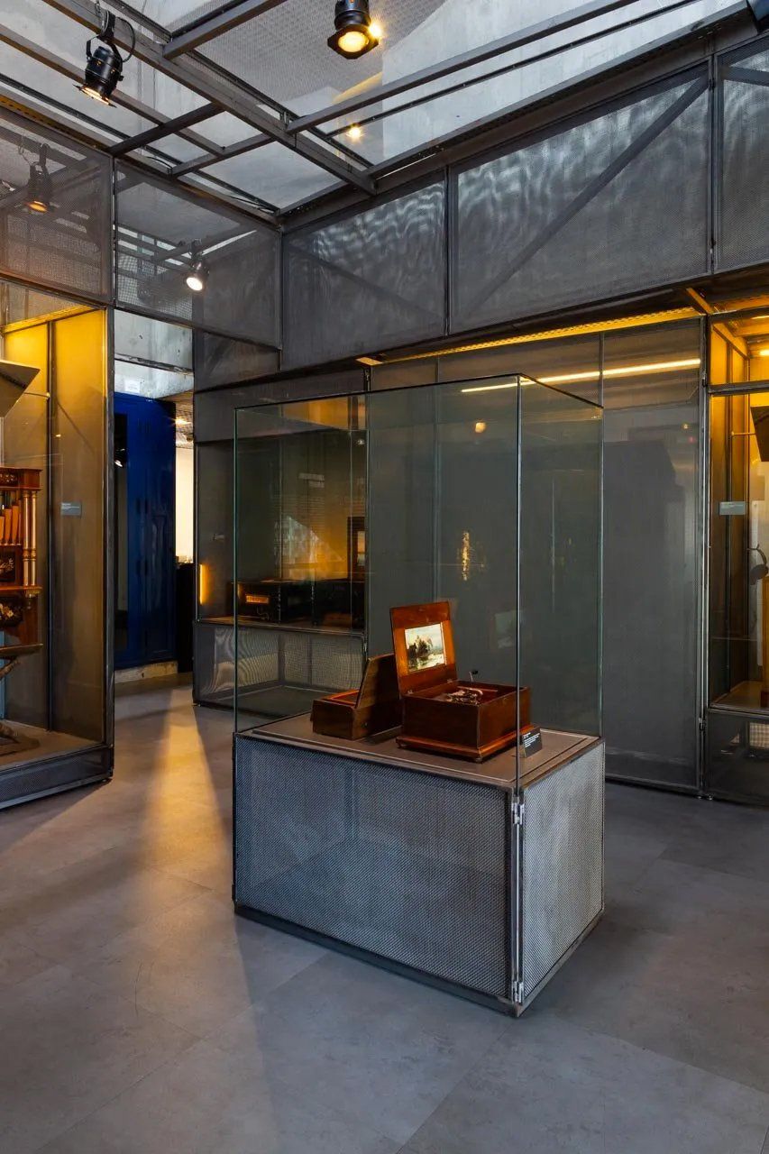 Há uma mesa no meio da sala com uma foto.