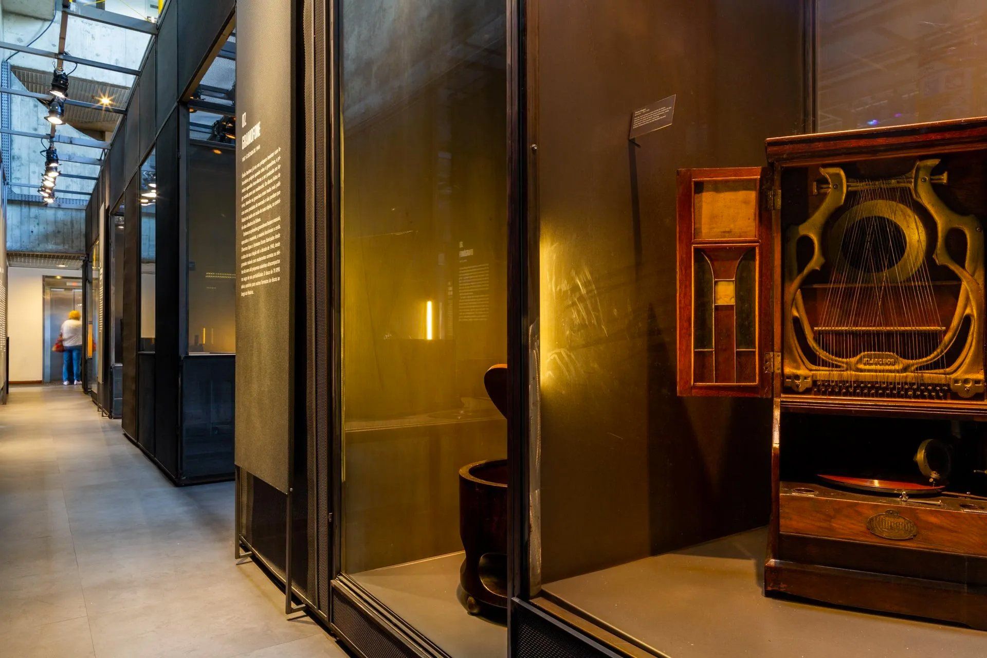 Um longo corredor com uma vitrine no meio.