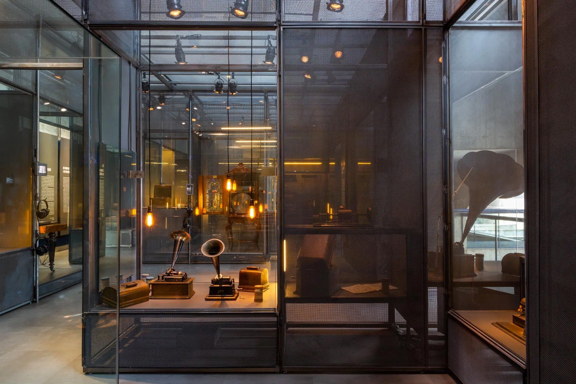 Uma sala com muitas paredes de vidro e uma porta de vidro.