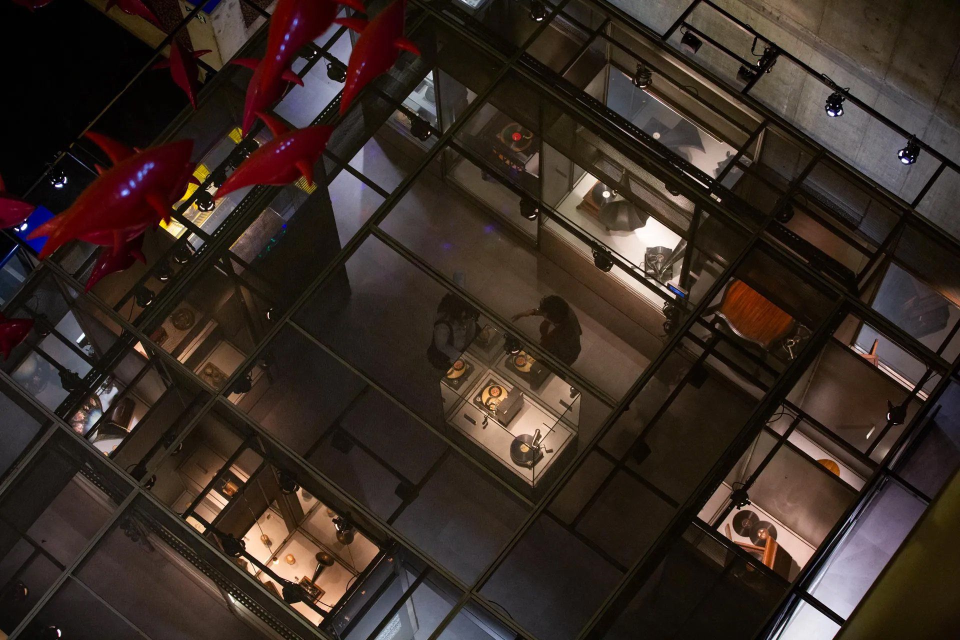 Uma vista aérea de um prédio com pessoas sentadas em mesas