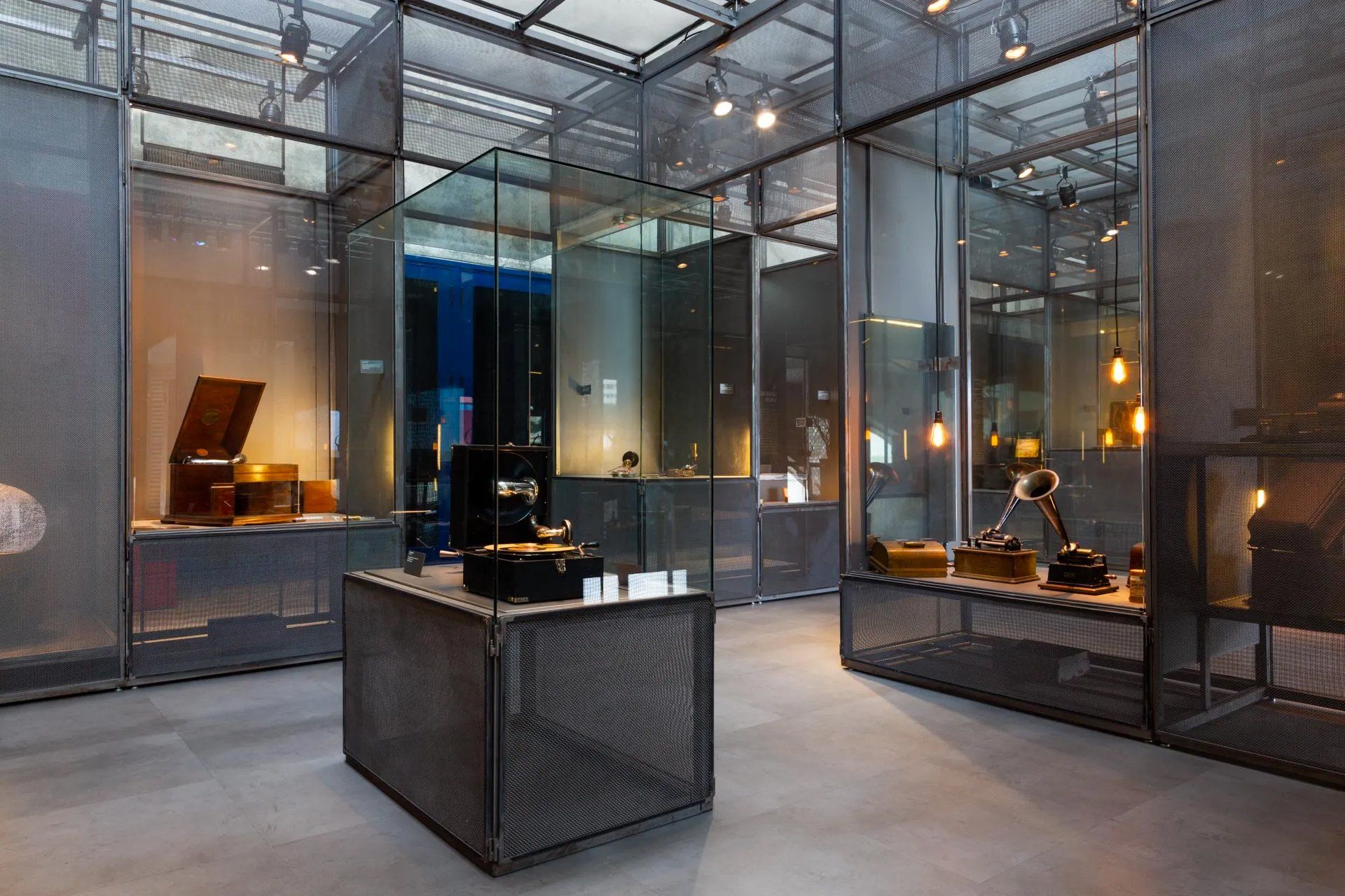 Uma sala com muitas paredes de vidro e uma mesa no meio da sala.