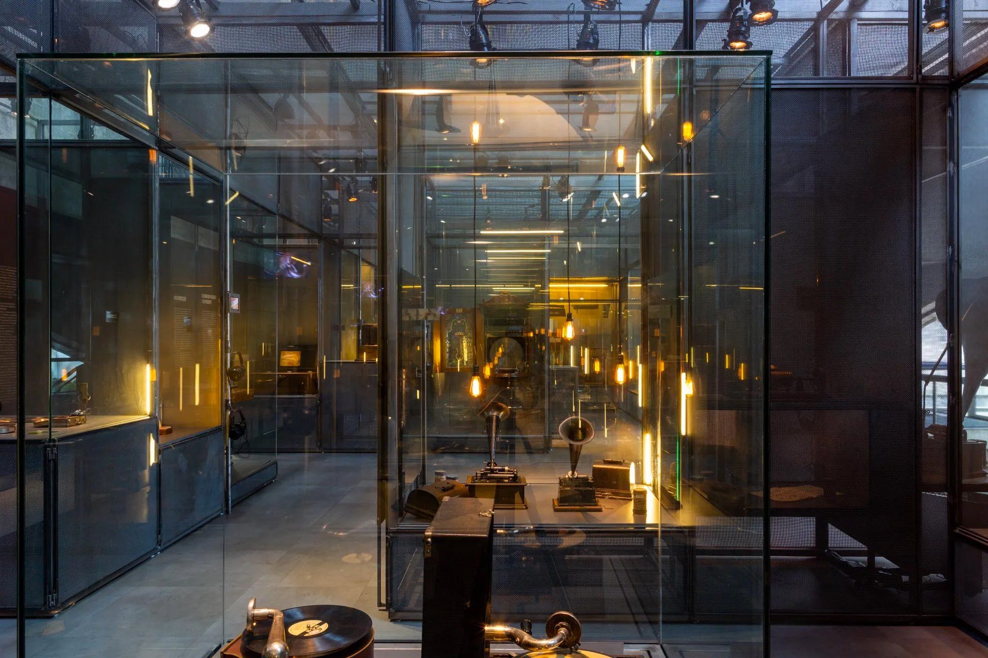 Uma vitrine de vidro cheia de objetos em um museu.