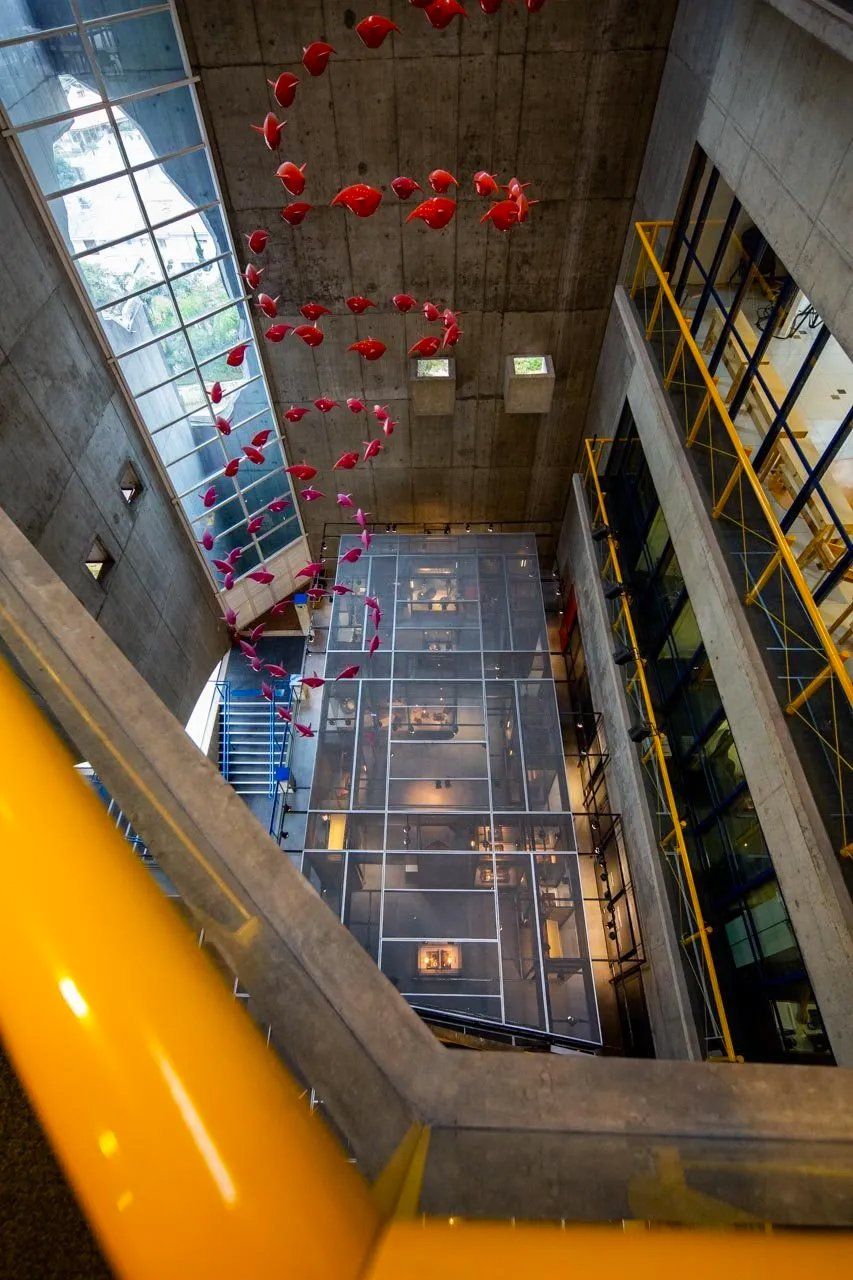 Uma vista aérea de um prédio com balões vermelhos pendurados no teto