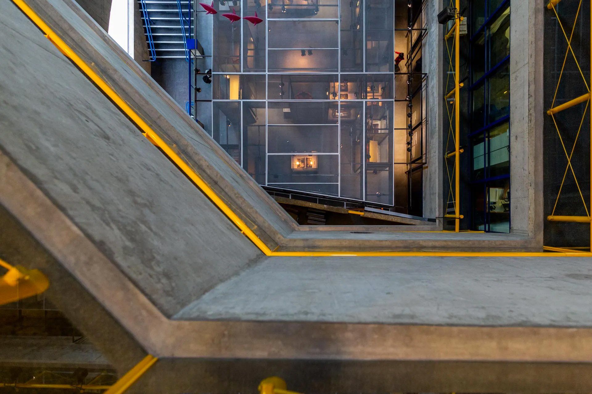 Uma vista aérea de um prédio com escadas e uma linha amarela