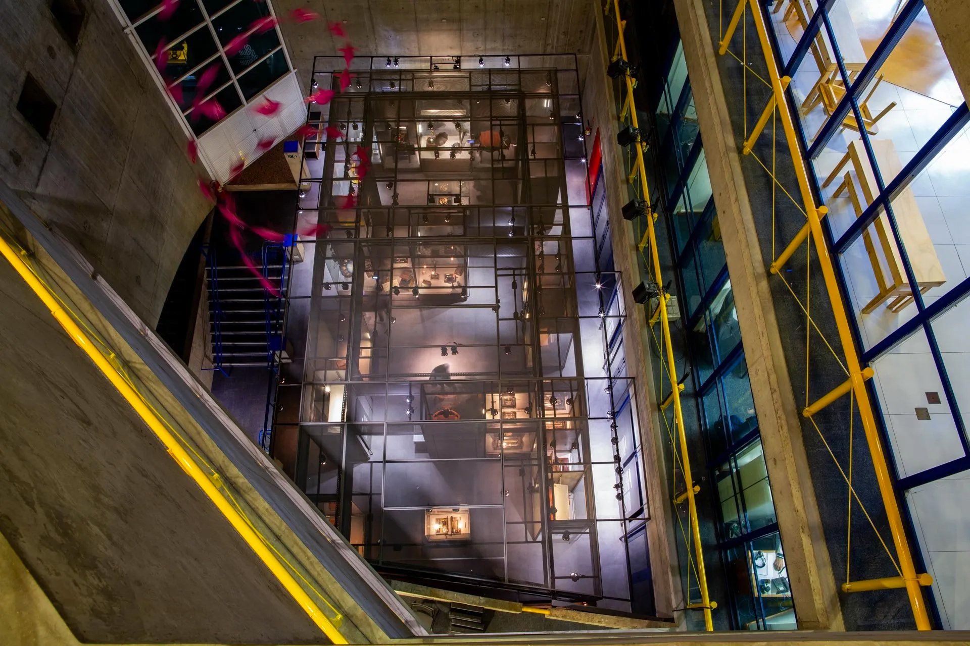 Uma vista aérea de um edifício em construção à noite