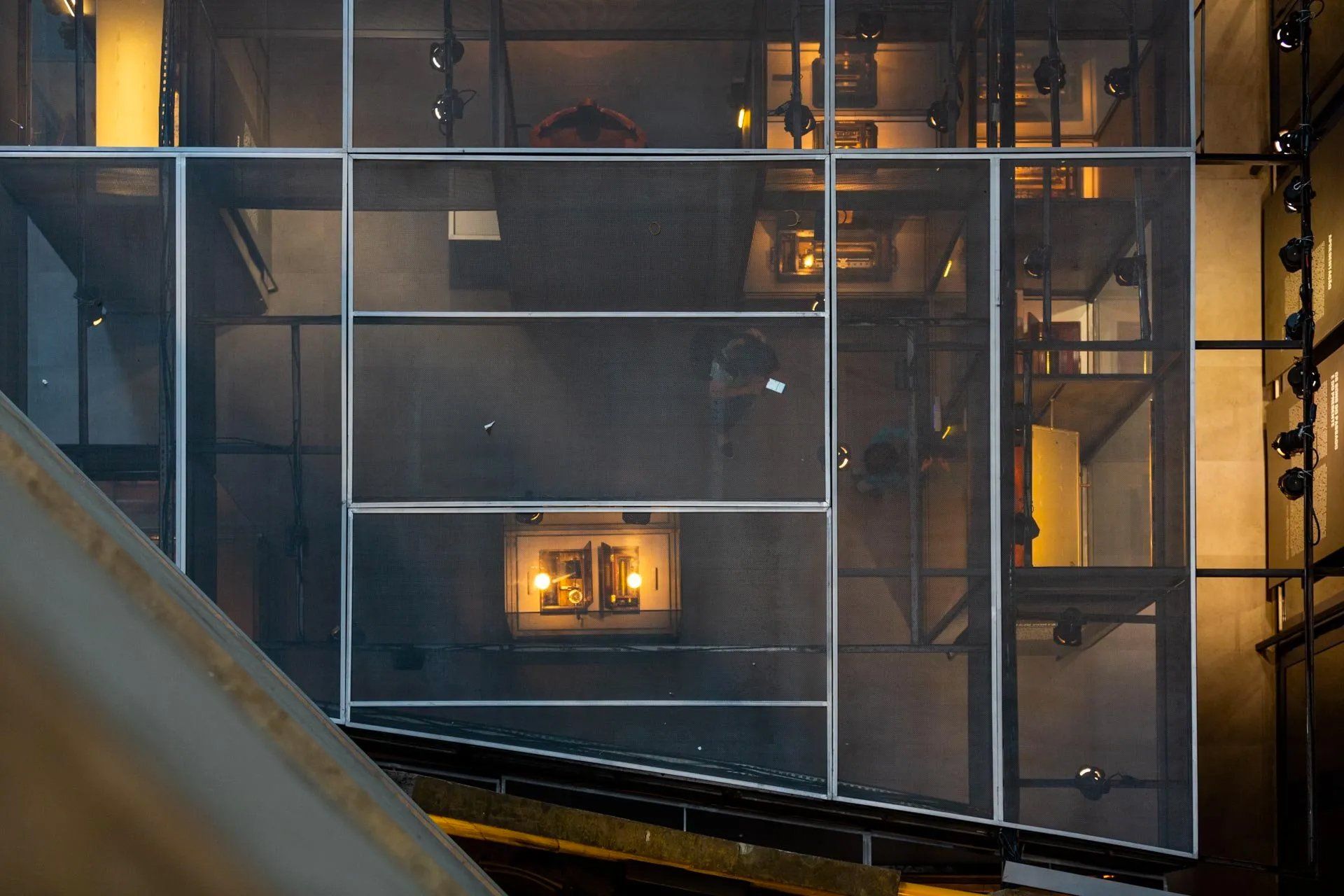 Uma vista aérea de um prédio com muitas janelas à noite.