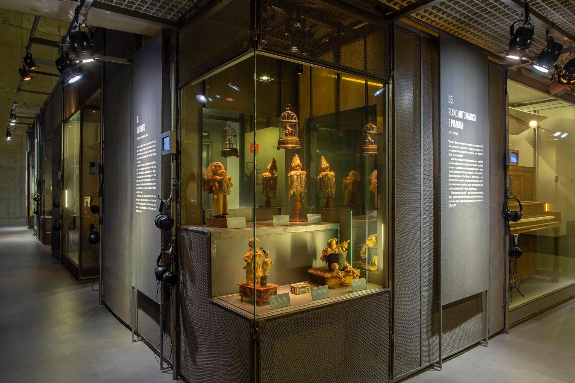 Uma vitrine de vidro cheia de estátuas em um museu.