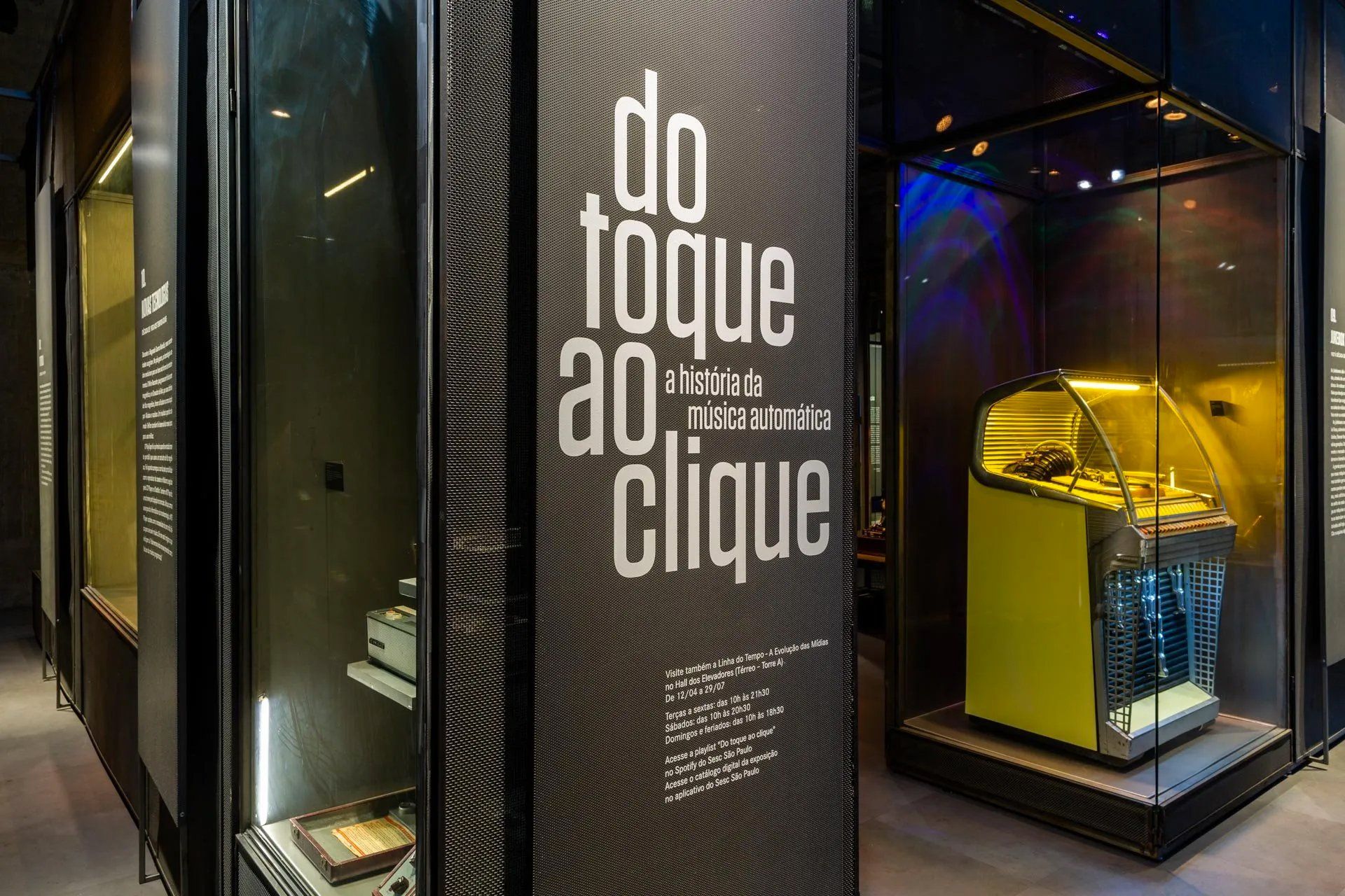 Uma vitrine em um museu com uma placa que diz do toque ao clique.